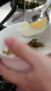 İnsanlar otel seminerinde açık büfe Asya yemeklerini ele geçirip yemek ve içki geçmişini kutluyorlar. Yüksek kalite 4k görüntü