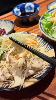 Biftekli ya da tavuklu Japon Ramen, kızarmış etli pilav, Tom Yam kung kung baharatlı Tayland çorbası, geleneksel Kore yemeklerinde aşçı. Lezzetli Vietnamlılara yaklaş..