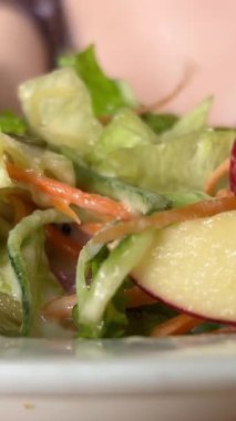 Yeşillikli avokado havuçlu sağlıklı diyet vejetaryen salatası. Elmalar yemek çubuklarını masaya koyar. Yüksek kalite 4k görüntü