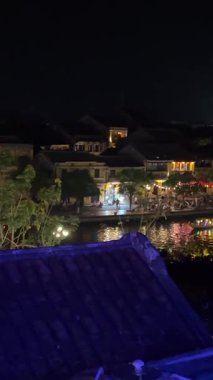 Hoi An Şehri Vietnam Gece Hayatı, Yürüyen İnsanlar ve Renkli Gece Pazarı. Yüksek kalite 4k görüntü