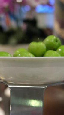 Düğün büfesinde farklı taze meyveler. Meyveler ve böğürtlenler düğün masası dekorasyonu. Açık büfe meyve şarabı şampanyası. Düğün masası dekorasyonu. Kiraz. Yüksek kalite 4k görüntü