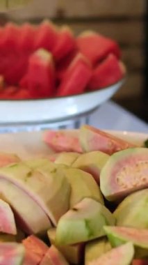 Karpuz, mango, papaya ve ananas da dahil olmak üzere taze dilimlenmiş tropikal meyveler tabakta, sağlıklı beslenme ve yaz içeceğini betimliyor. Sağlıklı Yeme 