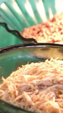 Salatalar ve ambalajlar dahil diğer açık büfe yemeklerle birlikte sıcak bir tepside spagetti servisi. Yüksek kalite 4k görüntü