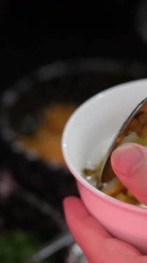 Bir tencerede ev yapımı çorba, sebzeler ve sıcak köpüklü çorbayla pişirilmiş tavuk. Mutfaktaki geleneksel konforlu yemek hazırlıklarına yakın çekim. Yüksek kalite 4k görüntü