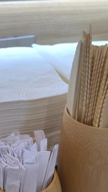 Çevre dostu ahşap sofra takımları kaşıklar çatal bıçaklar tahtadan peçeteler. Yüksek kalite 4k görüntü