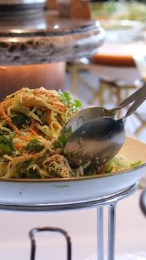 Lüks bir Bali tatil köyü restoranında açık büfe masasında siyah kaselerde servis edilen renkli tropikal salata. Taze sebzeler çok güzel dizilmiş. Yüksek kalite 4k görüntü