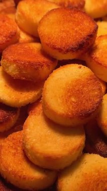 Sepette doğal pişmiş yiyecekler. Çörek, çörek. Taze un ürünleri. Yüksek kalite 4k görüntü