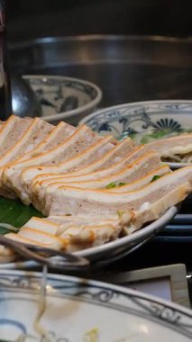 Fıstıklı Mortadella, daire şeklinde dönüyor. Geleneksel İtalyan Bologna eti, Turning. Fıstıklı klasik İtalyan meze eti. Yüksek kalite 4k görüntü