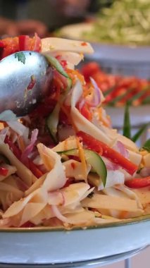 Taze mangolu tavuk salatası ve avokado sağlıklı, canlı, besleyici, ferahlatıcı yemek öğle yemeği için mükemmel, hafif yemekler, sağlık kaseleri, temiz yemek ve gurme salataları. Yüksek kalite 4k görüntü