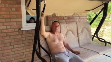 Bahçe hazırlanmış tahta yığınını salıncakta salıncakta sallayın ve yavaşça bahçe salıncaklarına yerleştirin. Arka bahçe mobilya montaj süreci elementlerin hareketi nesne haline geldi. Mükemmel..