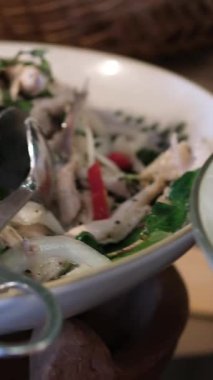 Bir kase kızarmış tavuk salatası, üzerine de kızarmış ekmek ve vişneli domates. Yüksek kalite 4k görüntü