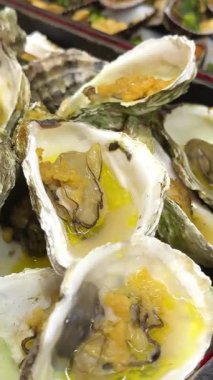 Zarif bir mekanda karides ve istiridyeli deniz ürünleri büfesi. Yüksek kalite 4k görüntü