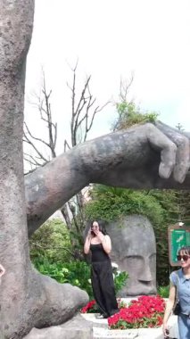 Gün batımında Vietnam 'ın Da Nang kentindeki Ba Na Hills' de harika bir ortaçağ kalesi olan Panorama manzarası. Vietnam Ba Na Hills 08.10.2025