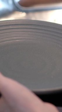 Açık büfede tabağa spagetti atan boş gri tabaklı kız. Yüksek kalite 4k görüntü