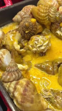 Lezzetli, taze, leziz midyeleri fırında kızartılmış biberli tavada, Asya Tayland yemeklerinde, Tayland 'da popüler deniz ürünleri menüsünde yakın çekim yapın. Körili midye kabukları