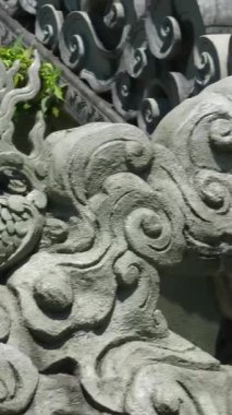 Gün batımında Ba Na Hills tapınağı, Vietnam 'ın Da Nang şehrinde bulutlar ve yemyeşil alanlarla çevrili. Yüksek kalite 4k görüntü