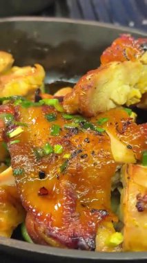 Lezzetli ızgara tavuk göğsü. Taze taze soğanla süslenmiş. Tadı ve cazibesi için. Yüksek kalite 4k görüntü