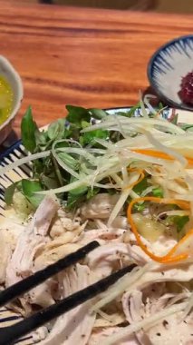 Lezzetli Asya erişte kasesi. Anında Erişte Kasesi. Çin erişte çorbası içiyorum. Sebzeli Lezzetli Hazır Erişte. Asya yemeği pişirme. Kuru Sebzeli Hızlı Ramen. 