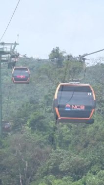 Da Nang, Vietnam Altın Köprüsü Elle Köprü ve DaNang Vietnam 'daki Ba Na Hills Güneş Dünyası' ndaki dağ manzaralı gözlemevi. Yüksek kalite fotoğraf