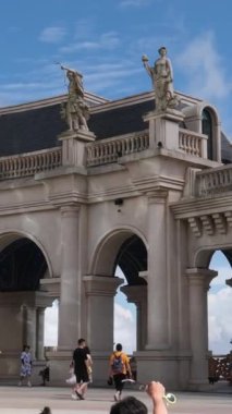 Gün batımında Vietnam 'ın Da Nang kentindeki Ba Na Hills' de harika bir ortaçağ kalesi olan Panorama manzarası. Ba Na Tepeleri