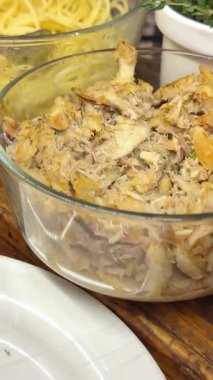 Makarna pişirme, kremalı tavuk ıspanağı karışımı, ev mutfağı, otantik yemek hazırlama, vitrin aşçılığı, sıcaklık ve ev yapımı tatlar. Yüksek kalite 4k görüntü