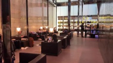 VIP yemek kuyruğu Katar Doha Havalimanı Cam Kubbesi ve Hamad Uluslararası Havalimanı 'ndaki Kapalı Bahçe. Katar Doha 09.12.2025