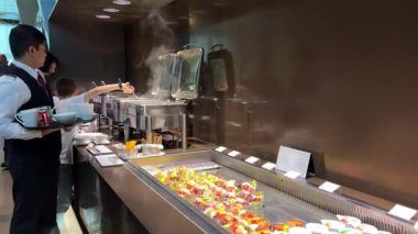 VIP yemek kuyruğu Katar Doha Havalimanı Cam Kubbesi ve Hamad Uluslararası Havalimanı 'ndaki Kapalı Bahçe. Katar Doha 09.12.2025