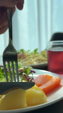 Yemek masası patatesleri doğramış et suyu farklı yemekler ve salata. Yüksek kalite 4k görüntü