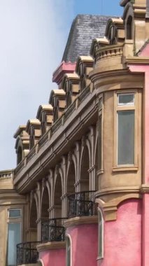 Da Nang, Vietnam Altın Köprüsü Elle Köprü ve DaNang Vietnam 'daki Ba Na Hills Güneş Dünyası' ndaki dağ manzaralı gözlemevi. Yüksek kalite fotoğraf