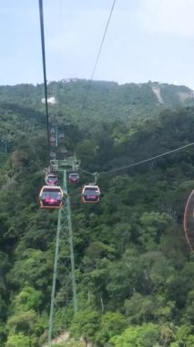 Gün batımında Vietnam 'ın Da Nang kentindeki Ba Na Hills' de harika bir ortaçağ kalesi olan Panorama manzarası. Ba Na Tepeleri