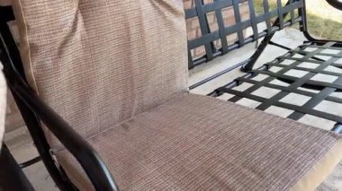 Bahçe hazırlanmış tahta yığınını salıncakta salıncakta sallayın ve yavaşça bahçe salıncaklarına yerleştirin. Arka bahçe mobilya montaj süreci elementlerin hareketi nesne haline geldi. Mükemmel..