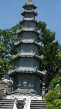 Gün batımında Ba Na Hills tapınağı, Vietnam 'ın Da Nang şehrinde bulutlar ve yemyeşil alanlarla çevrili. Yüksek kalite 4k görüntü