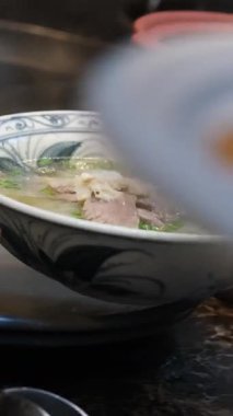 Açık büfe tabağı doldurur. Sağlıklı yiyecekler. Siyah arka planda fasulye filizlenir. Yüksek kalite 4k görüntü