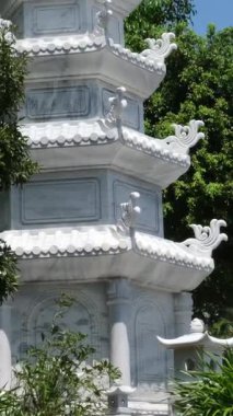 Gün batımında Ba Na Hills tapınağı, Vietnam 'ın Da Nang şehrinde bulutlar ve yemyeşil alanlarla çevrili. Yüksek kalite 4k görüntü