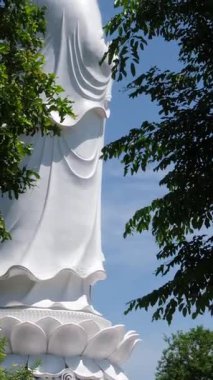Bayan Buda Heykeli Danang Vietnam. Tanrılar arkalarını döndü.