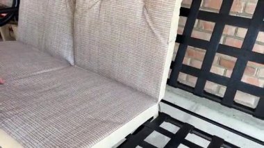 Bahçe hazırlanmış tahta yığınını salıncakta salıncakta sallayın ve yavaşça bahçe salıncaklarına yerleştirin. Arka bahçe mobilya montaj süreci elementlerin hareketi nesne haline geldi. Mükemmel..