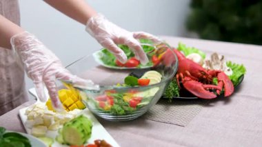 Sağlıklı Akdeniz Salatasının Taze Organik Sebzelerle Hazırlanması, Temiz Yeme, Taze Taze Üretim, Besin Zengini İçindekiler Dengeli Beslenme, Sağlık Yaşam Stili, Besleyici Beslenme Süreci,.