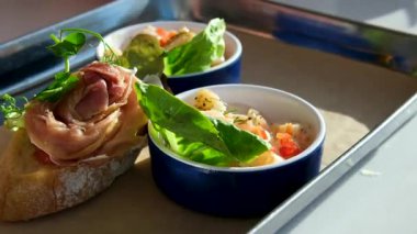 Vejetaryen aperatif küçük tabak tahtası ve salata kızartma humusu. Karides salatası jambonlu sandviç.