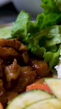 Izgara tavuk ve taze sebze salatası. kabak pilavı.