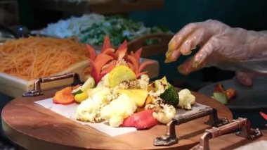 Taze Akdeniz Salatası Hazırlama Organik Sebzeler, Yeşiller, Bitkiler, Vitamin Zengini Malzemeler, Hafif Sağlıklı Yemek, Sağlık İçin Beslenme, Diyet Yemeği, Sağlıklı Yeme.