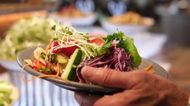 Taze ve canlı organik sebzelerle dolu açık büfe masasında, sebze ve vejetaryen yemekleri için çeşitli sağlıklı ve renkli sebze tabanlı sebzeler sunuluyor. Yüksek kalite 4k 