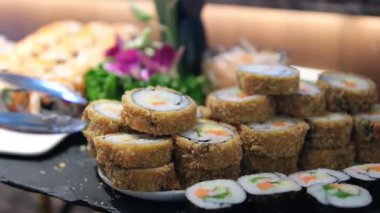 Kızarmış suşi, kızarmış suşi rulosu, pilav, sebze ve deniz ürünleri dolgulu. Yüksek kalite 4k görüntü