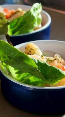 Vejetaryen aperatif küçük tabak tahtası ve salata kızartma humusu. Karides salatası jambonlu sandviç.