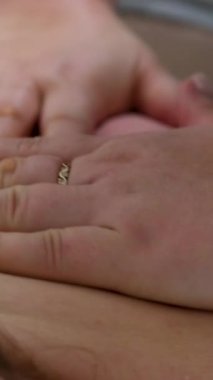 Masöz, modern spa salonundaki koltukta uzanan ve vücut bakımı ve tedavi prosedüründen zevk alan rahat bir kadın için yağ ile sırt masajı yapıyor. Sağlık ve güzellik günü konsepti.