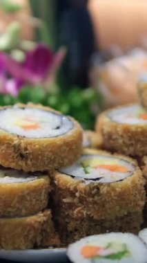 Kızarmış suşi, kızarmış suşi rulosu, pilav, sebze ve deniz ürünleri dolgulu. Yüksek kalite 4k görüntü