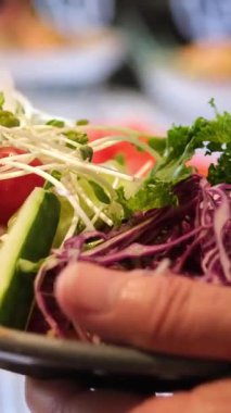 Taze ve canlı organik sebzelerle dolu açık büfe masasında, sebze ve vejetaryen yemekleri için çeşitli sağlıklı ve renkli sebze tabanlı sebzeler sunuluyor. Yüksek kalite 4k 