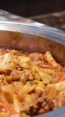 Geleneksel Hint düğününde restoranda açık büfe yemekleri. Yakın çekim görüntüsü. Yüksek kalite 4k görüntü