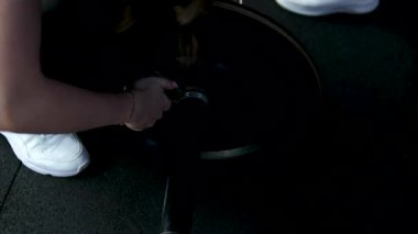 Ağırlık kaldıran kadın egzersizi halter kaldırma, spor salonunda ağırlık antrenmanına odaklanan kadın. Egzersiz, spor, halter, vücut geliştirme, kaslar, atlet. Yüksek kalite 4k görüntü