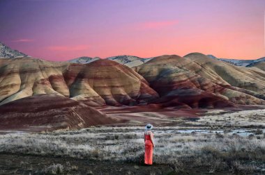 Tatil seyahat Oregon. Kadının güzel boyalı Hills görünümünü günbatımında. John gün fosil ulusal anıt Bend yatak. Veya. Amerika Birleşik Devletleri