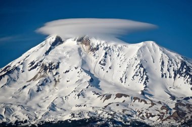 Yanardağ duman ile açık görüş. Merceksi bulutlar üzerinde starato volkan Portland, Oregon yakın Mount Adams. Washington Eyaleti. Amerika Birleşik Devletleri.